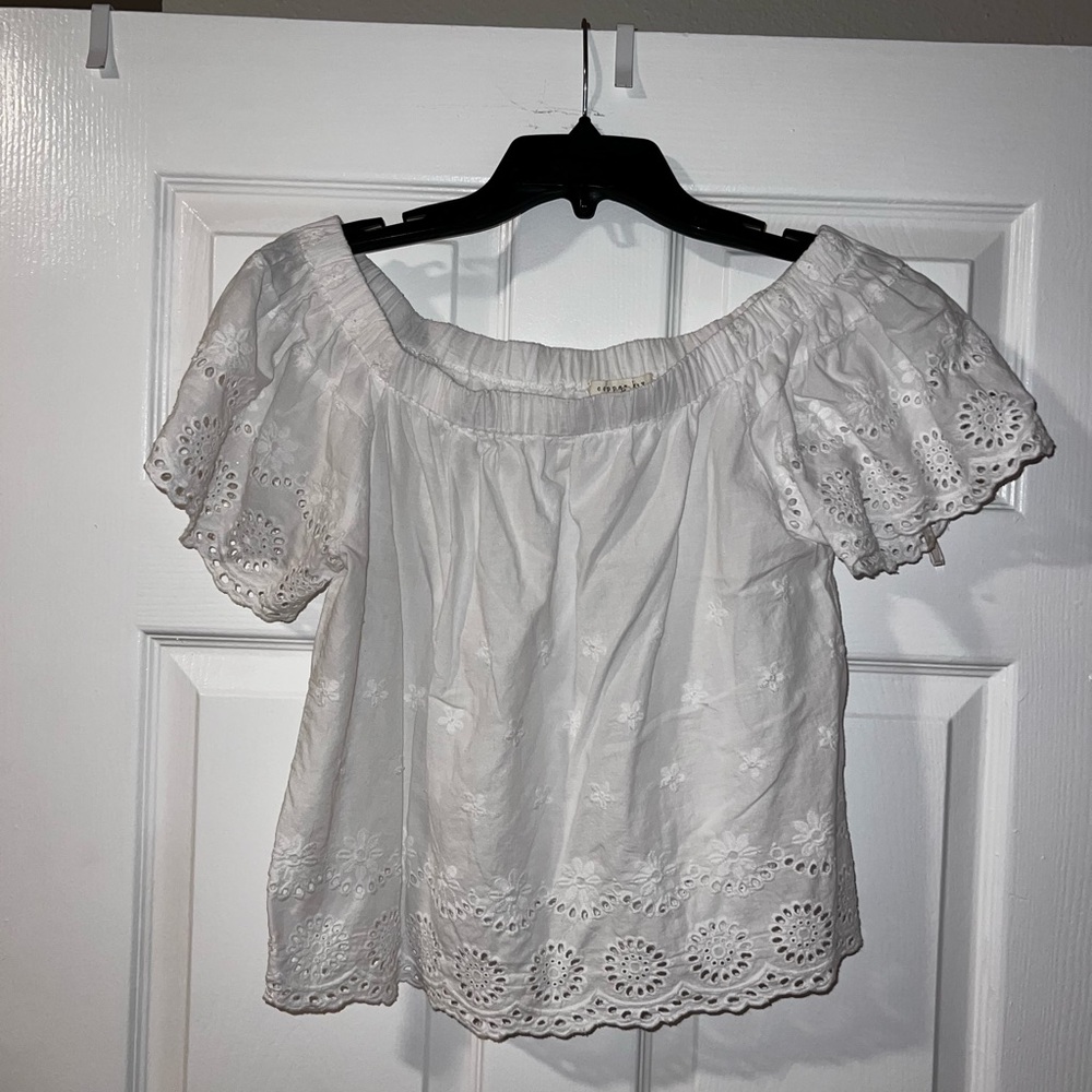 Copper Key Off the Shoulder White Blouse with Floral Print - Size L 🤍